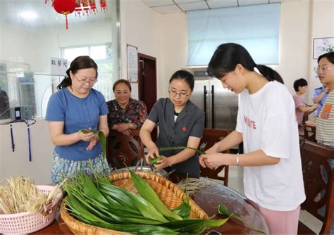 “品味端午 传承文明”——宝兴法院开展端午包粽子活动 澎湃号·政务 澎湃新闻 The Paper