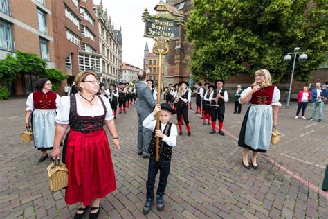 Marsch Zum Rathaus Sch Tzenfest Impressionen Vom Freitag