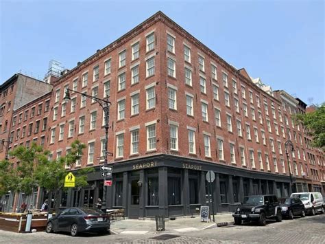 13 Best Hotels With Views Of the Brooklyn Bridge (& Near the Bridge!)