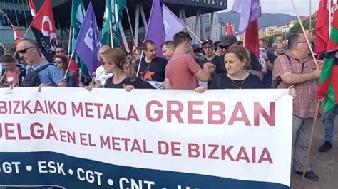 Sindicatos Del Metal De Bizkaia De Concentran Antes El BEC YouTube