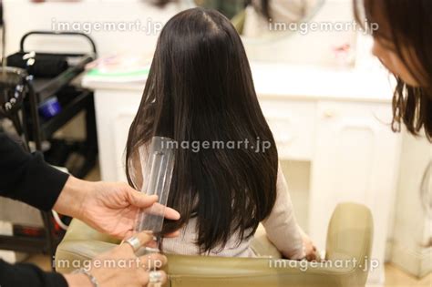 美容室で髪の毛を切る日本人の女の子 ヘアドネーションイメージ （子ども／人物）の写真素材 256886467 イメージマート