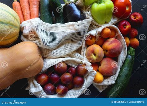 Frutas Y Verduras En Bolsas Reutilizables Imagen De Archivo Imagen De