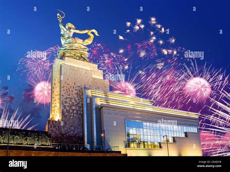 Celebratorio fuegos artificiales coloridos y monumento soviético