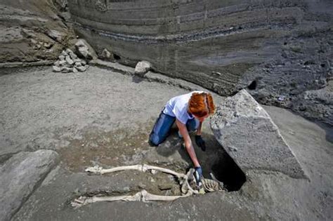 Pompeii: New find shows man crushed trying to flee eruption