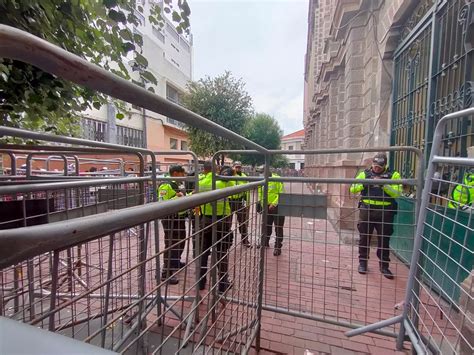 Policía Nacional resguarda la Gobernación de Tungurahua El Heraldo