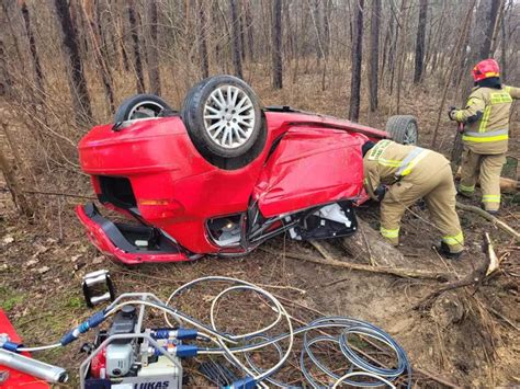 Śmiertelny wypadek pod Sandomierzem Audi przygniecione przez drzewo