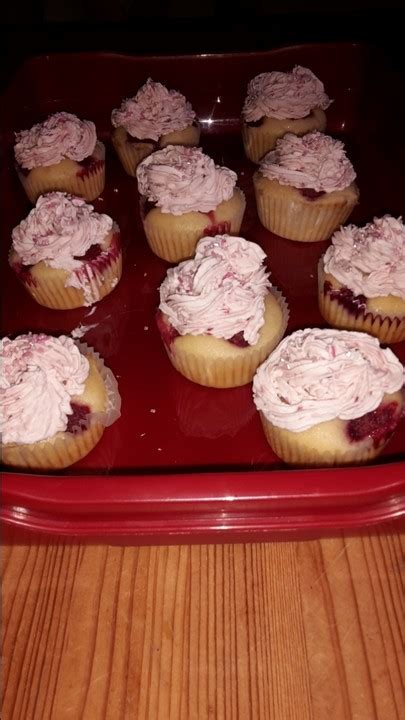 Himbeer Joghurt Cupcakes Mit Himbeer Frosting Von Ajaj Logicstiks