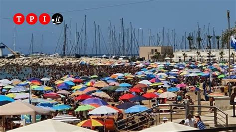 Coronavirus La Spiaggia Di Marina Di Ragusa Presa D Assalto