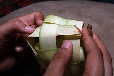 Cara Anyam Ketupat Bawang Kuih Baru