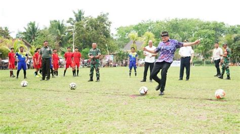 Pantun Jenaka Enos Meriahkan Pembukaan Turnamen Sepakbola Bupati Cup