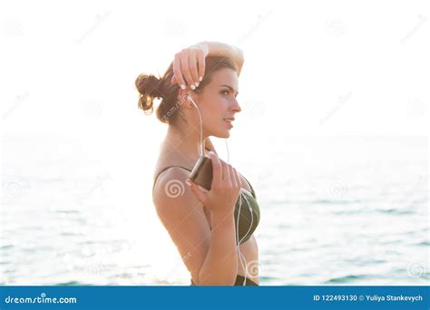 Mujer Que Se Resuelve En La Playa Foto De Archivo Imagen De Vida