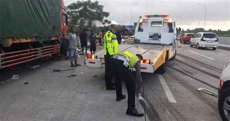 April Kecelakaan Beruntun Delapan Kendaraan Di Tol Semarang