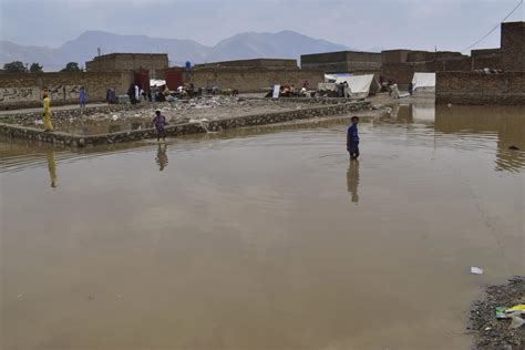 Pakist N Lluvias Del Monz N Dejan Al Menos Muertos Ap News