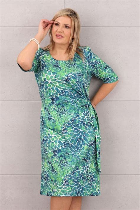 Zielona sukienka ściągana w pasie rozeta Plus Size Femimoda pl