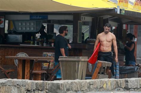 Ego Cau Reymond Exibe Tanquinho Em Dia De Surfe Em Praia Do Rio