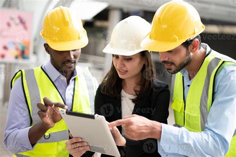 Arquitecto Ingeniero Civil Y Trabajador Mirando Planos Y Planos