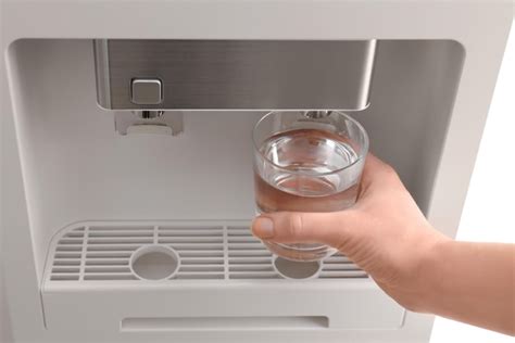 Mujer Llenando Un Vaso De Enfriador De Agua Closeup Foto Premium