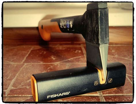 Ручная точилка 4в1 топоров косы ножей ножниц Fiskars/120740 ножеточка ...
