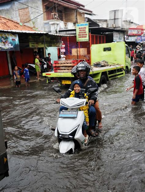 Diguyur Hujan Semalaman Jalur Penghubung Tangerang Jakarta Terendam