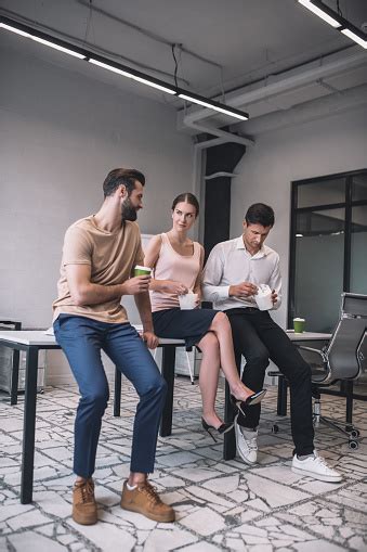 wanita  dua rekan pria duduk  atas meja makan siang foto stok