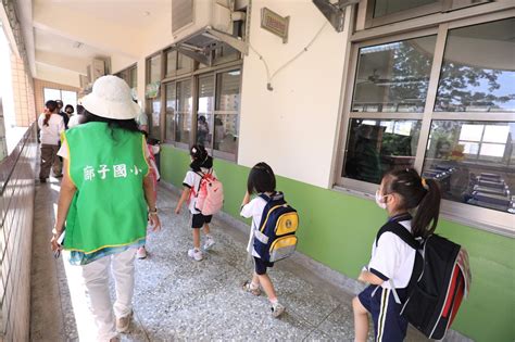 台中市廍子國小開學日視察 王育敏副市長陪小朋友搭專車上學 台灣華報