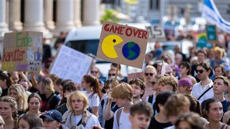 Über 5 000 beim Fridays For Future Klimastreik im Regen BVZ at