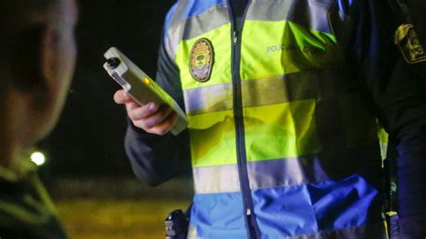 Un Conductor Borracho Choca Contra Otro Coche Y Acaba Encima De Una