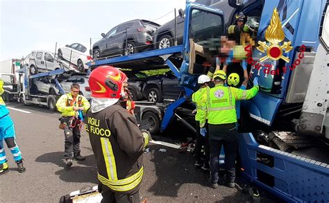 Inferno In Autostrada Del Sole Incidente Con Due Morti E Un Ferito