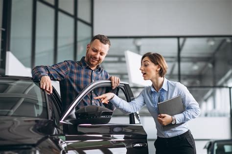 Homem Considerável Novo Que Escolhe Um Carro Em Uma Sala De Exposições