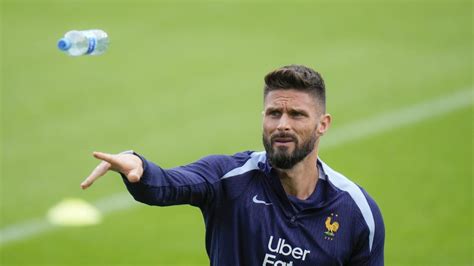 Soccer Olivier Giroud Le Meilleur Buteur De La France Annonce Sa