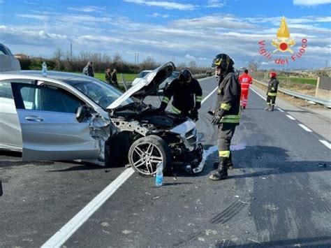 Incidente Stradale A Cutro Auto Finisce In Un Fossato Tre Feriti