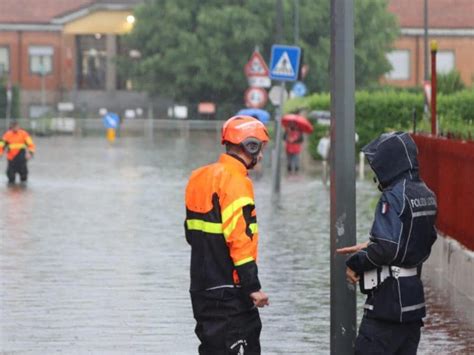 Pioggia Senza Sosta Esonda Il Lambro A Milano E Monza Il Sole Ore