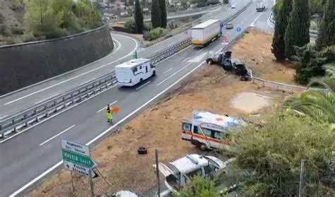 Caos Autostrade Incidente In A Tre Feriti In Codice Rosso