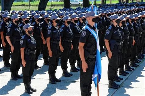 La provincia busca incorporar este 2023 más de 2 900 policías a las