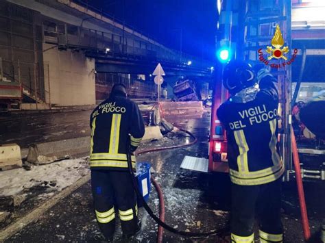 Grosso Incendio E Fumo Nero A San Benigno Camion In Fiamme Dopo Un