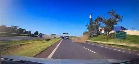 Pneu de caminhão se solta e atinge carro em rodovia veja vídeo