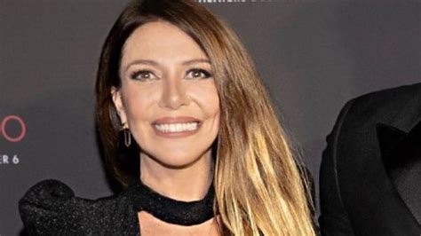 Mónica Ayos impactó a sus 51 años con una reveladora bikini animal print de tiritas