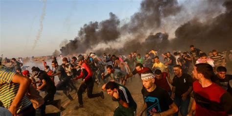 Tensión En El Sur De Israel Miles De Islamistas De Gaza En La Cerca Pugnan Por Traspasar La Valla