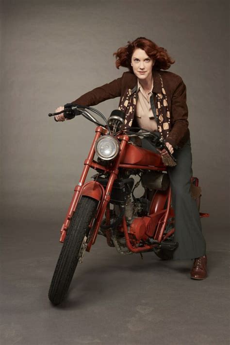 5 Hot Sexy Lauren Skinner Bikini Pics