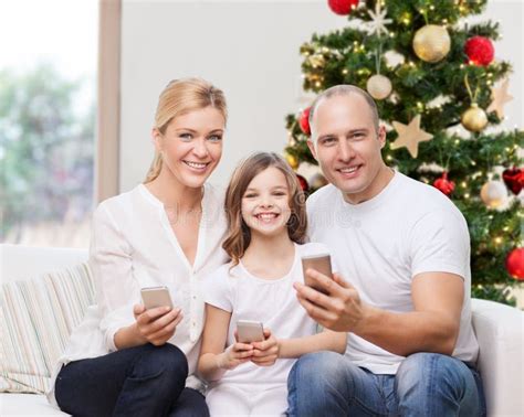 Familia Feliz Con Dos Ni Os Que Comen En Casa Imagen De Archivo