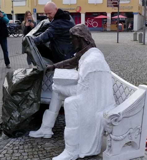 Enthüllung der Skulpt o uren Stadtparkbank Johann von Schadowitz Alias