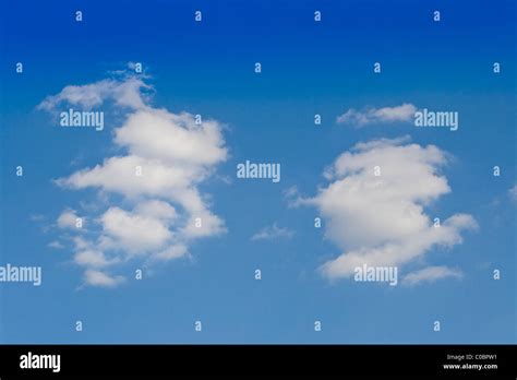 Flauschige Cumulus Wolken Und Blauer Himmel Stockfotografie Alamy