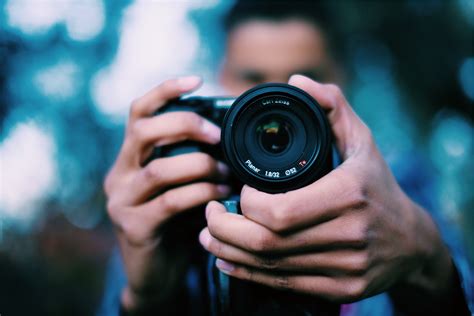 Kostenlose Foto Hand Kamera Fotografie Fotograf Slr Linse Blau