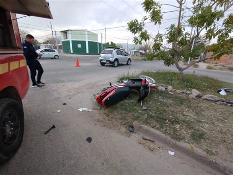 Un Motociclista Con Lesiones Tras Chocar Con Un Auto Estacionado