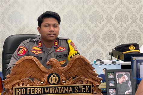 Ratusan Liter Miras Diamankan Saat Kapal Masuk Di Pelabuhan Ahmad Yani