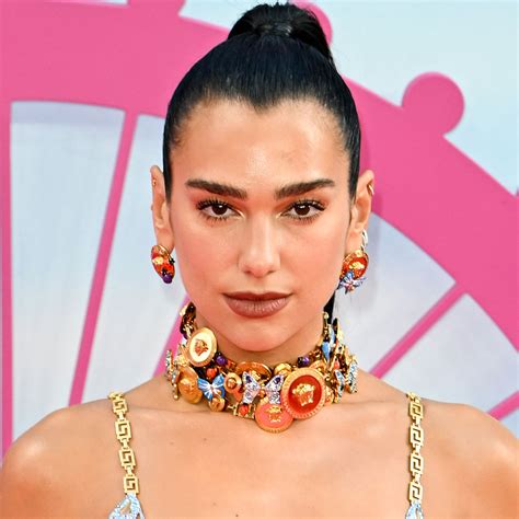 Dua Lipa Is ‘Unrecognizable’ With Baby Bangs And Bleached Eyebrows In ...