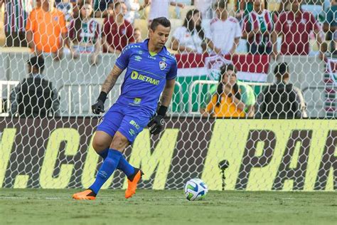 Fábio renova contrato o Fluminense por mais dois anos