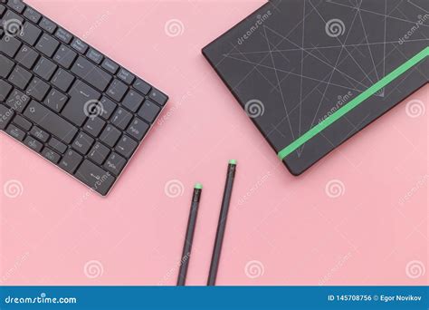 Visi N Superior Cuaderno Y L Piz Con El Teclado En Fondo Rosado Estilo