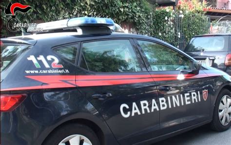 Catania Sorpreso A Conversare Con I Vicini Allesterno Della Propria