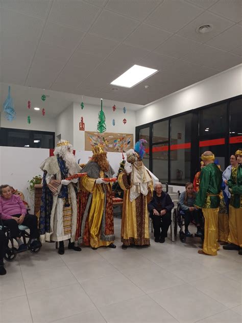 LOS REYES MAGOS VISITAN LOS PISOS TUTELADOS Y LA RESIDENCIA DURANTE LA